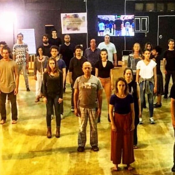 Marina Ruy Barbosa compartilhou foto com parte do elenco da novela 'Deus Salve o Rei' reunido após incêndio em galpão: 'Exército pronto'