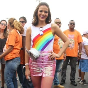 Bruna Marquezine usou uma divertida pochete em forma de lua para curtir o Carnaval de rua do Rio de Janeiro