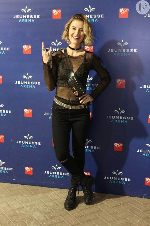 A atriz Barbara França combinou as tendências das pochetes e da transparência no look para o show da banda Green Day, na Jeunesse Arena, no Rio de Janeiro, em 1° de novembro de 2017