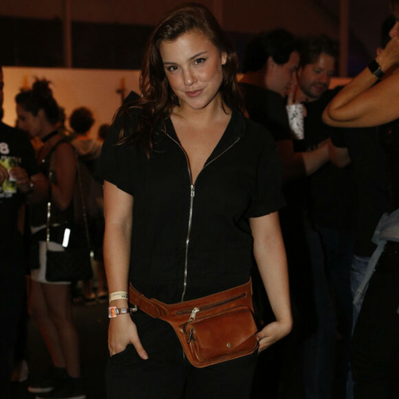 Alice Wegmann optou por um modelo de couro marrom para quebrar a monocromia do macacão preto no Rock in Rio 2017