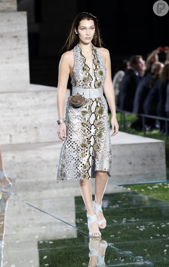 Bella Hadid desfilou o look com pochete na passarela de Salvatore Ferragamo na Semana de Moda de Milão em setembro de 2017