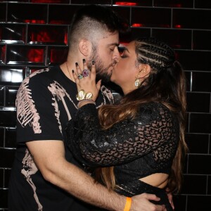 Preta Gil dá beijaço no marido, Rodrigo Gody, durante o lançamento do clipe da música 'Vá Se Benzer', em São Paulo, dia 09 de novembro de 2017