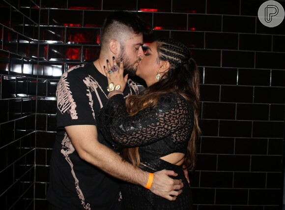Preta Gil dá beijaço no marido, Rodrigo Gody, durante o lançamento do clipe da música 'Vá Se Benzer', em São Paulo, dia 09 de novembro de 2017