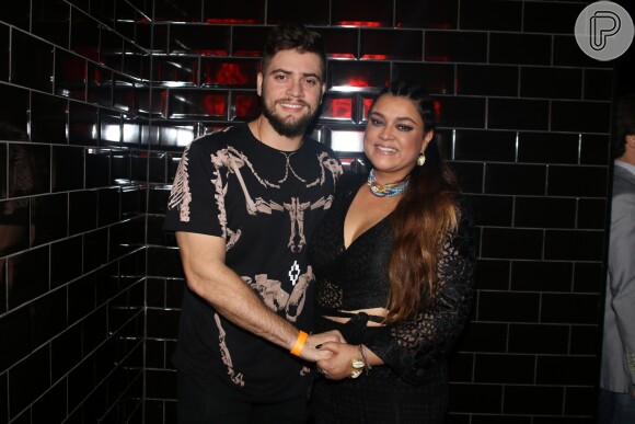 Rodrigo Godoy prestigia a mulher, Preta Gil, no lançamento do videoclipe da sua nova música, 'Vá Se Benzer', em São Paulo, na boate Club Jerome, na quinta-feira (9)