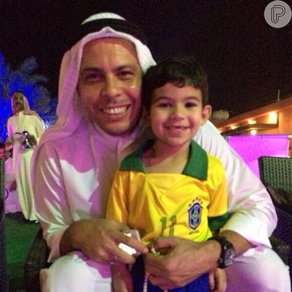 O ex-jogador está nos Emirados árabes com a noiva Paula Morais