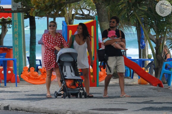Yanna Lavigne e Bruno Gissoni andaram com a filha, Madalena, na Barra da Tijuca