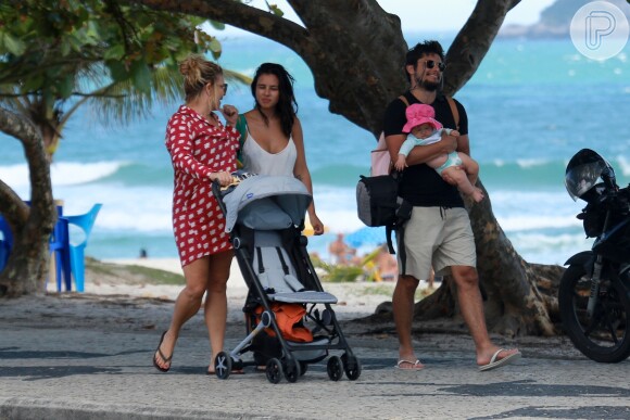 Pais de Madalena, Yanna Lavigne e Bruno Gissoni estavam acompanhados de uma amiga