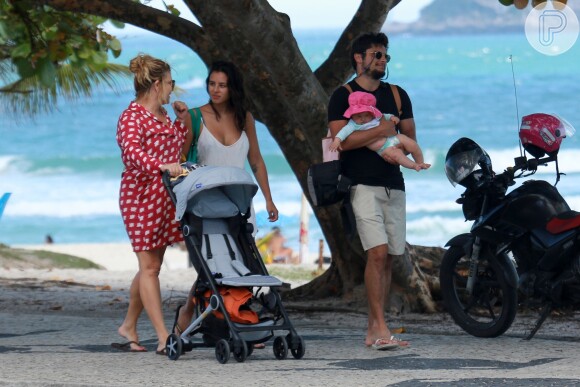 Yanna Lavigne e Bruno Gissoni curtiram passeio com a filha, Madalena, nesta sexta-feira, 10 de novembro de 2017