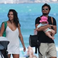 Yanna Lavigne e Bruno Gissoni passeiam com filha, Madalena, em praia. Fotos!