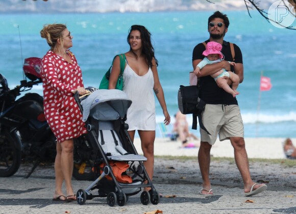 Yanna Lavigne e Bruno Gissoni passearam com a filha, Madalena, nesta sexta-feira, 10 de novembro de 2017