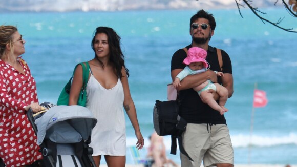 Yanna Lavigne e Bruno Gissoni passeiam com filha, Madalena, em praia. Fotos!