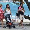 Yanna Lavigne e Bruno Gissoni caminharam com a filha, Madalena, na orla da praia da Barra da Tijuca