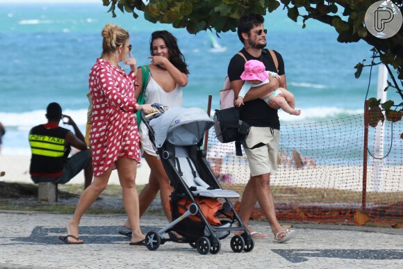 Yanna Lavigne e Bruno Gissoni costumam viajar com a filha, Madalena, de 5 meses