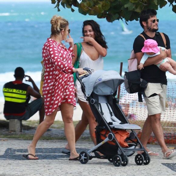 Yanna Lavigne e Bruno Gissoni costumam viajar com a filha, Madalena, de 5 meses