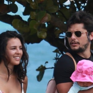 Yanna Lavigne e Bruno Gissoni passearam com a filha, Madalena, de 5 meses