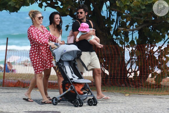 Yanna Lavigne e Bruno Gissoni passearam com a filha, Madalena, de 5 meses