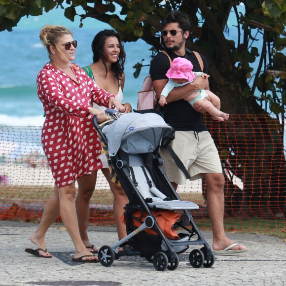 Yanna Lavigne e Bruno Gissoni passearam com a filha, Madalena, de 5 meses