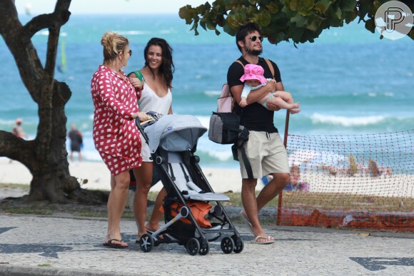 Yanna Lavigne e Bruno Gissoni passearam com Madalena, primeira filha dos atores, nesta sexta-feira, 10 de novembro de 2017