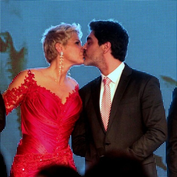 'Aos 49, reencontrei o Ju. Com 50, estava namorando legal ele. Respondendo a você, meus hormônios estão ótimos, a vida sexual, uma coisa de louco!', afirma Xuxa sobre o namorado, Junno Andrade