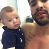 Gusttavo Lima exibiu as tatuagens em outra foto recente, abraçado ao filho do casal, Gabriel