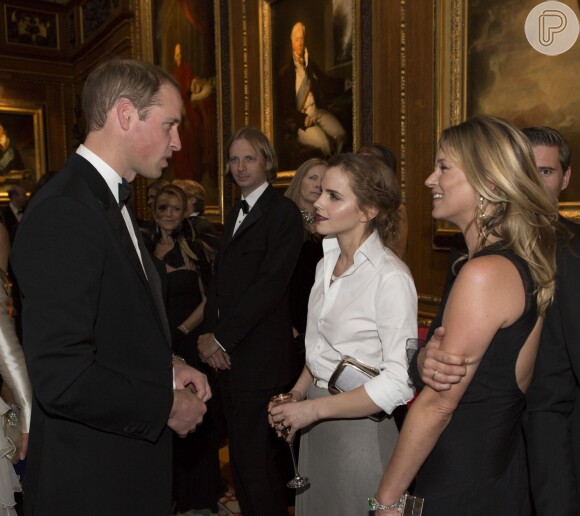 Emma Watson e Kate Moss prestigiam jantar beneficente com o príncipe William na Inglaterra