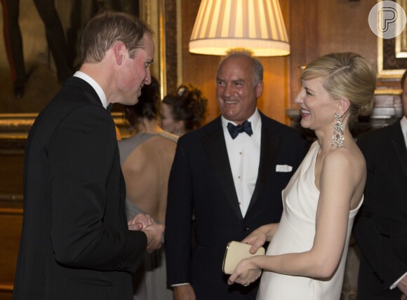 Príncipe William recebe a atriz Cate Blanchet em jantar beneficente na Inglaterra