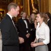 Emma Watson conversa com o príncipe William durante jantar beneficente na Inglaterra; atriz apostou em calça e blusa tradicionais para participar do evento
