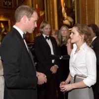 Emma Watson tieta Príncipe William durante jantar de estrelas na Inglaterra