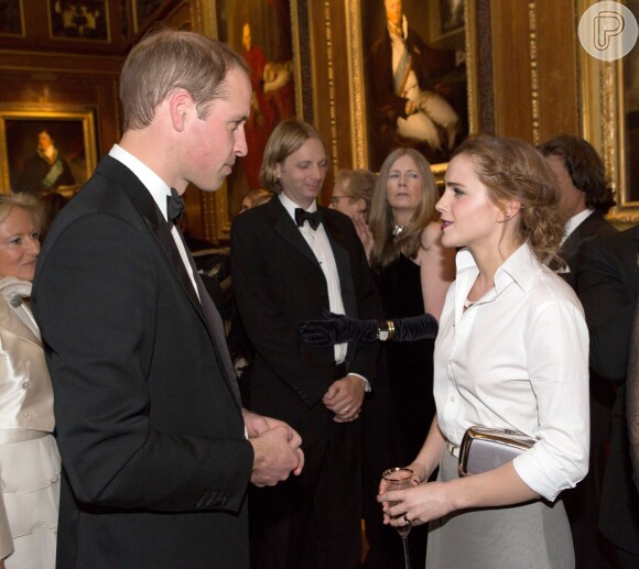 Emma Watson conversa com o príncipe William durante jantar beneficente na Inglaterra; atriz apostou em calça e blusa tradicionais para participar do evento