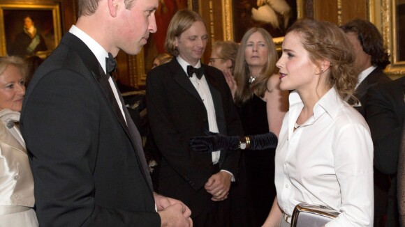Emma Watson tieta Príncipe William durante jantar de estrelas na Inglaterra
