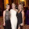 Cheias de estilo, Cate Blanchet e Kate Moss prstigiam jantar beneficente na Inglaterra