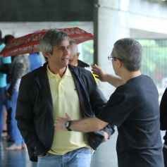 Ricardo Parente, ex-marido de Marcia Cabrita, é abraçado em velório da comediante