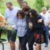 Familiares se emocionam durante a despedida da atriz Márcia Cabrita