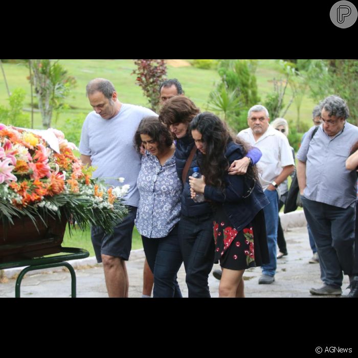 Familiares se emocionam durante a despedida da atriz Márcia Cabrita