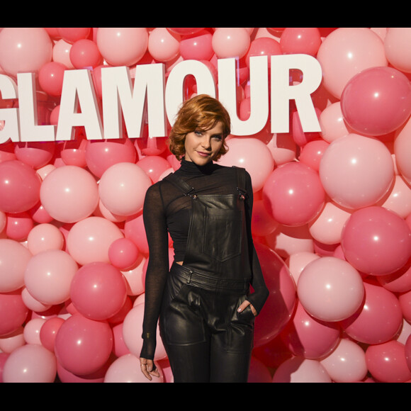 Isabella Santoni escolheu um look total black