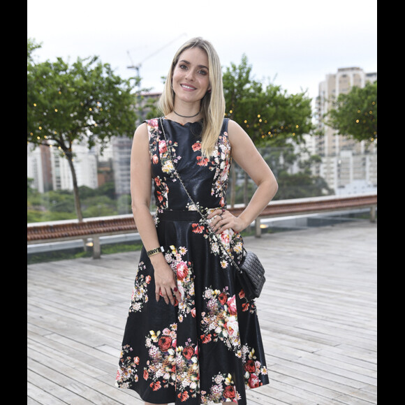 Monique Alfradique usou um look romântico no evento da 'Glamour'