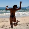 Juliana Paes mostrou um corpo invejável neste domingo, 12 de novembro de 2017, durante sua passagem pela praia