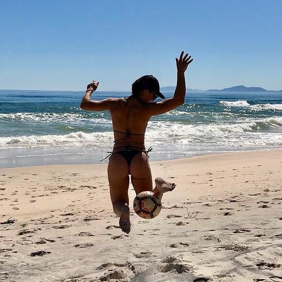 Juliana Paes mostrou um corpo invejável neste domingo, 12 de novembro de 2017, durante sua passagem pela praia