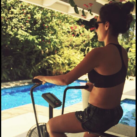 Débora Nascimento vem fazendo exercícios físicos para manter a forma e a saúde durante a gestação