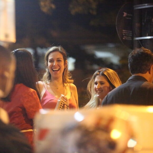 William Bonner e Natasha Dantas conversaram com amigos na saída do restaurante