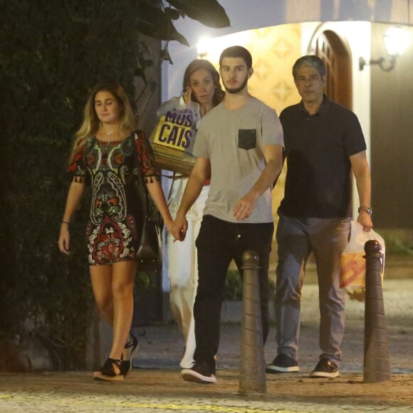 Quando estavam chegando em casa William Bonner e Natasha Dantas viram o fotógrafo