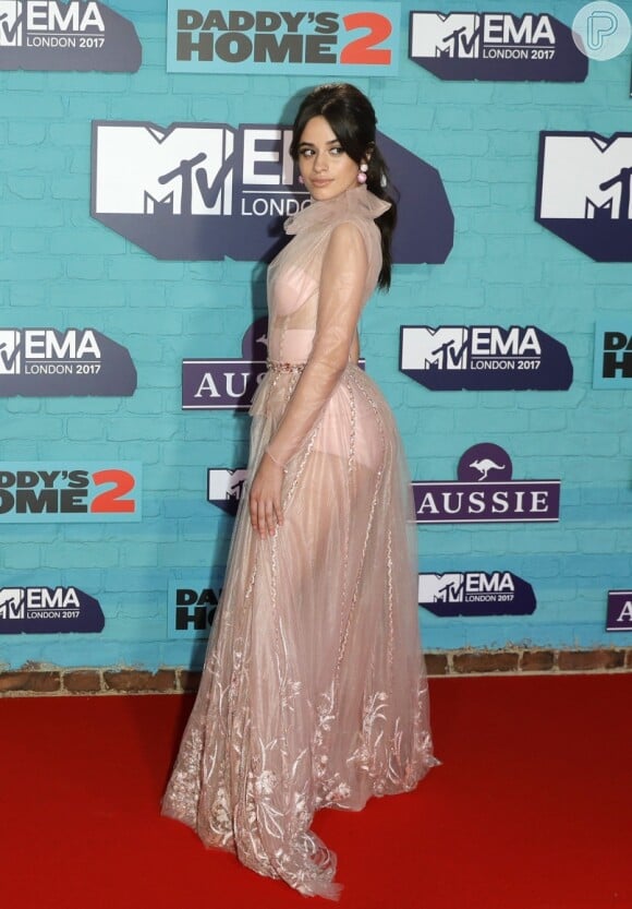 O vestido da cantora Camila Cabello para o MTV EMAs 2017 contava com bordados na barra
