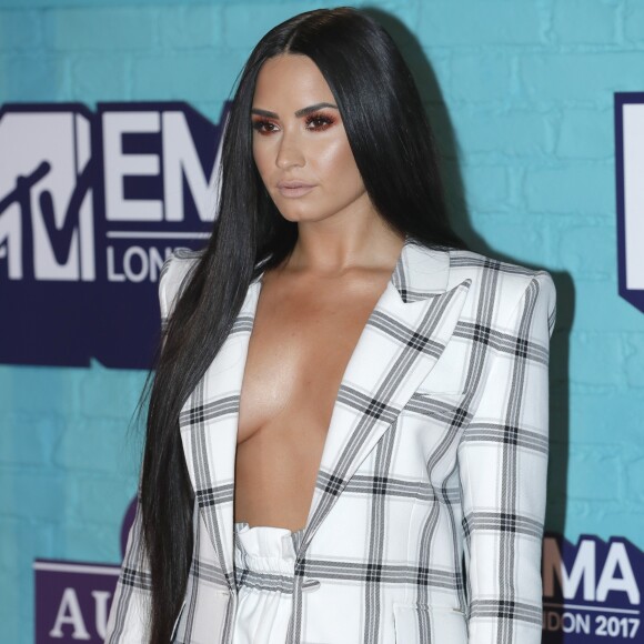 Sem colares, Demi Lovato usou joias Messika no MTV EMAs (Europe Music Awards) 2017, realizado em Londres, na Inglaterra, neste domingo, 12 de novembro