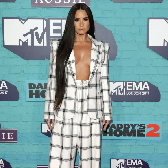 Demi Lovato caprichou no decote com um conjunto quadriculado Styland no MTV EMAs (Europe Music Awards) 2017, realizado em Londres, na Inglaterra, neste domingo, 12 de novembro