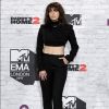 A cantora britânica Charli XCX deixou a barriga à mostra com um conjunto preto da marca Off-White, coleção Resort 2018, no MTV EMAs (Europe Music Awards) 2017, realizado em Londres, na Inglaterra, neste domingo, 12 de novembro