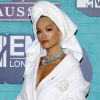 A cantora Rita Ora completou o exótico look Palomo Spain, coleção primavera 2018, com maxi colar e brincos de cristal para o MTV EMAs (Europe Music Awards) 2017, realizado em Londres, na Inglaterra, neste domingo, 12 de novembro