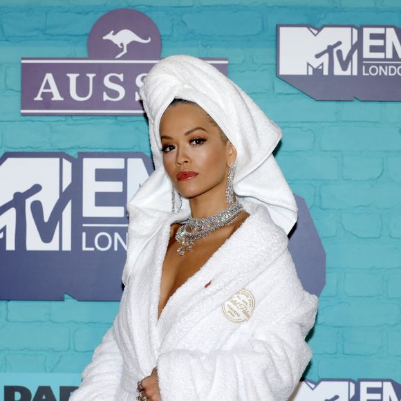 A cantora Rita Ora completou o exótico look Palomo Spain, coleção primavera 2018, com maxi colar e brincos de cristal para o MTV EMAs (Europe Music Awards) 2017, realizado em Londres, na Inglaterra, neste domingo, 12 de novembro