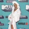 Rita Ora atraiu todos os olhares ao surgir de roupão e toalha na cabeça no MTV EMAs (Europe Music Awards) 2017, realizado em Londres, na Inglaterra, neste domingo, 12 de novembro