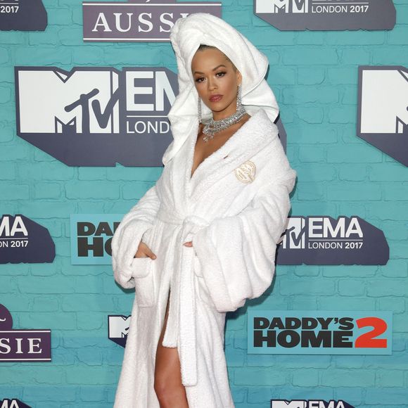 Rita Ora atraiu todos os olhares ao surgir de roupão e toalha na cabeça no MTV EMAs (Europe Music Awards) 2017, realizado em Londres, na Inglaterra, neste domingo, 12 de novembro
