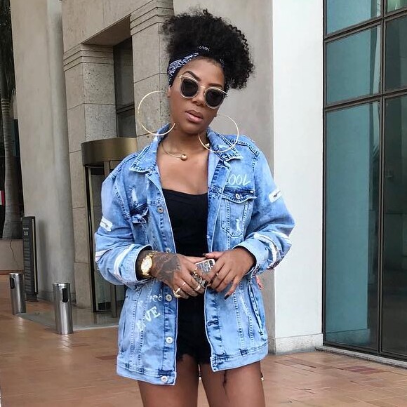 'Esqueceram de acrescentar que eu estou grávida de gêmeos. E meus filhos vão se chamar Nauê e Nauá, só pra quando eles fizerem bagunça eu cantar Paranauê Paranauá', disparou Ludmilla no Twitter